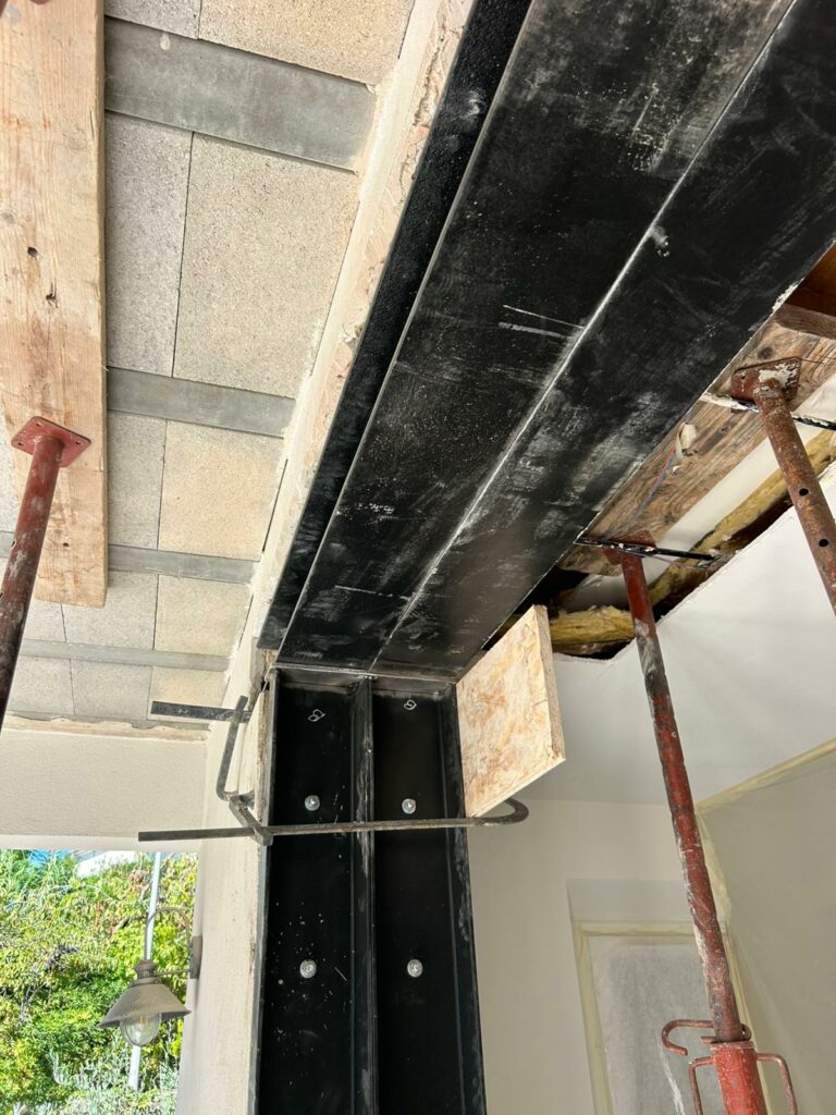 Création d’une ouverture dans un mur de façade et renforcement par structure métallique à Grasse - Agrandissement d'une baie