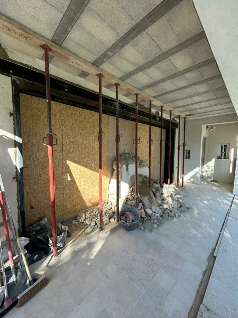 Création d’une ouverture dans un mur de façade et renforcement par structure métallique à Grasse - Agrandissement d'une baie