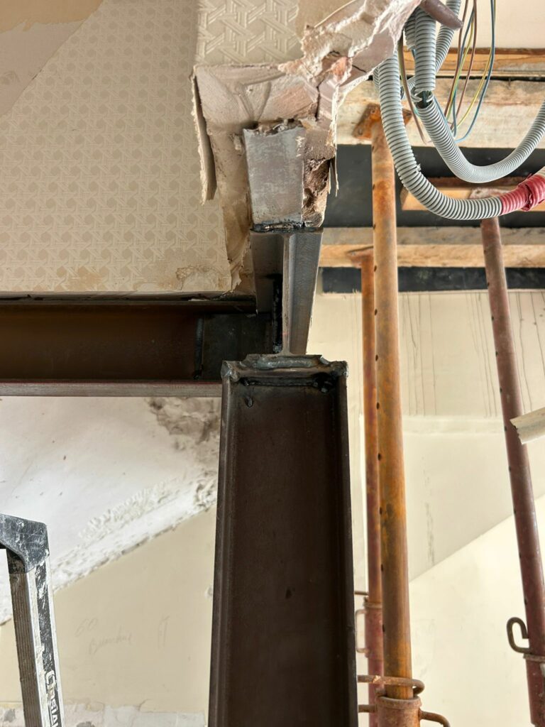 Reprise d’un trémie d'escalier par structure métallique à Mandelieu-la-Napoule - Reprise de plancher
