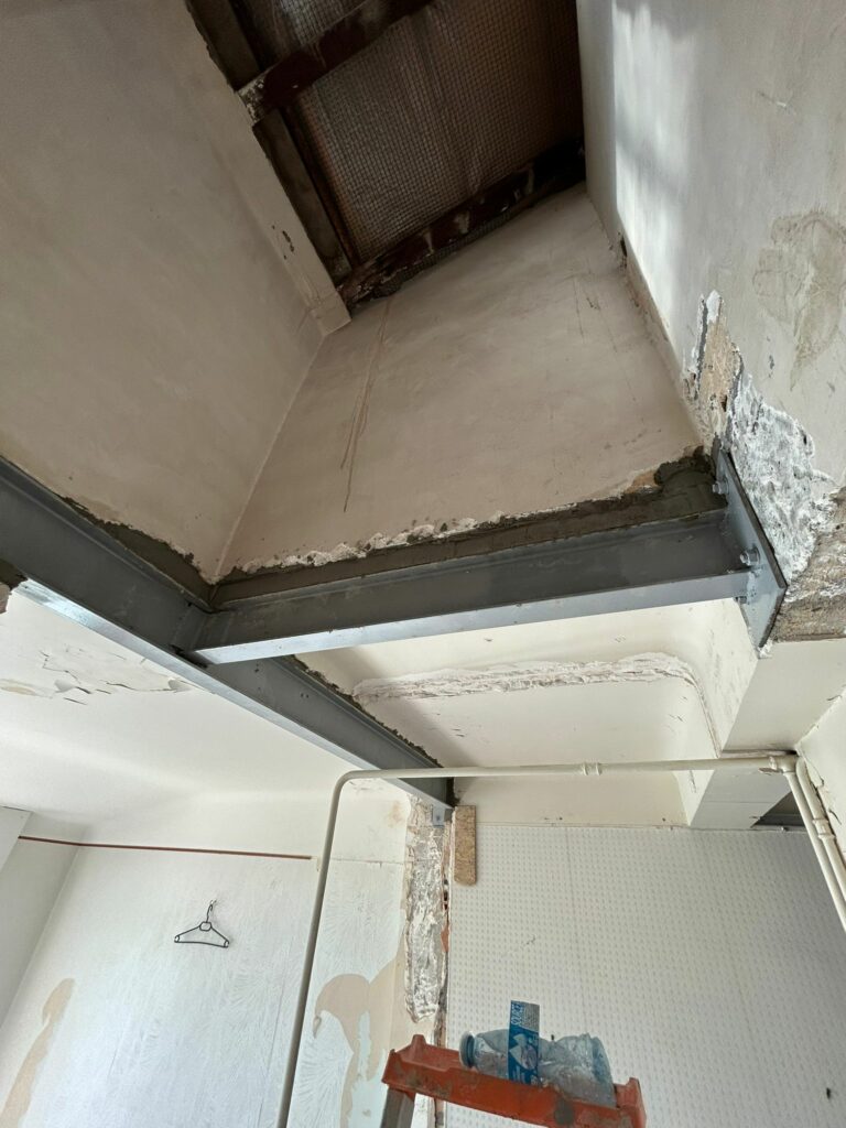 Reprise d’un trémie d'escalier par structure métallique à Mandelieu-la-Napoule - Reprise de plancher