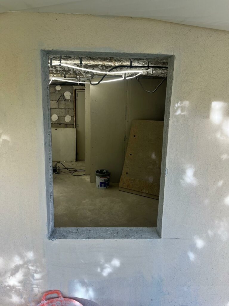 Sciage d'un mur en béton à Saint-Raphaël pour créer trois fenêtres - Agrandissement d'une baie