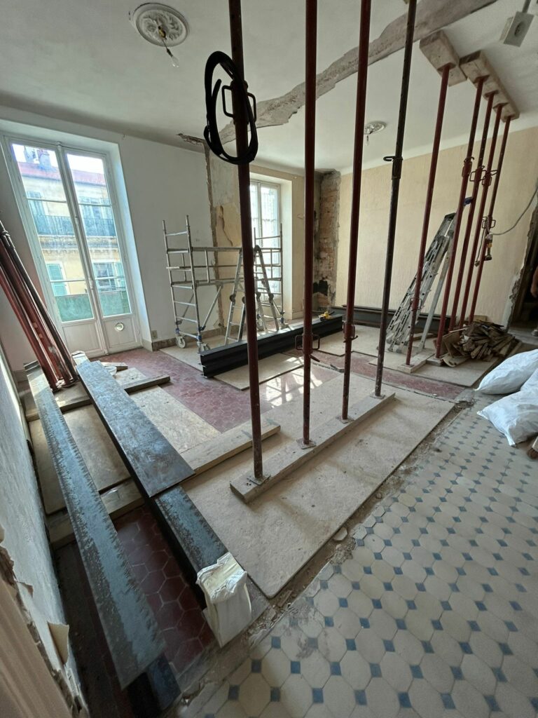 Reprise de plancher en bois et renforcement par structure métallique à Nice - Renforcement des poutres