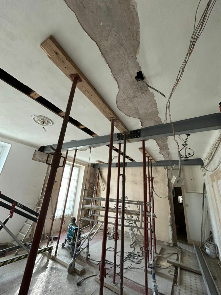 Reprise de plancher en bois et renforcement par structure métallique à Nice - Renforcement des poutres