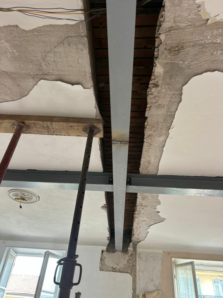 Reprise de plancher en bois et renforcement par structure métallique à Nice - Renforcement des poutres