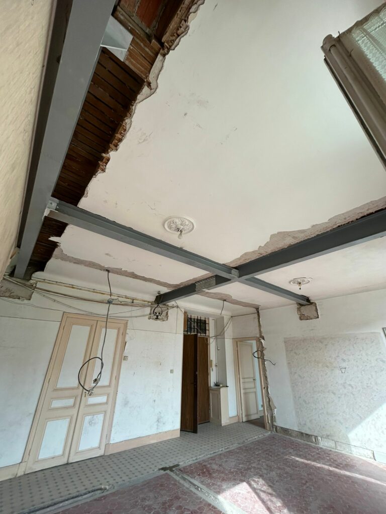 Reprise de plancher en bois et renforcement par structure métallique à Nice - Renforcement des poutres