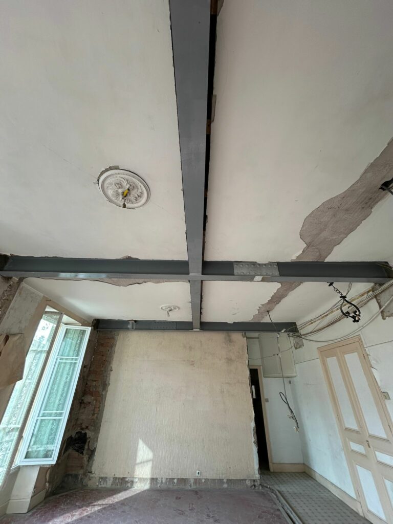 Reprise de plancher en bois et renforcement par structure métallique à Nice - Renforcement des poutres