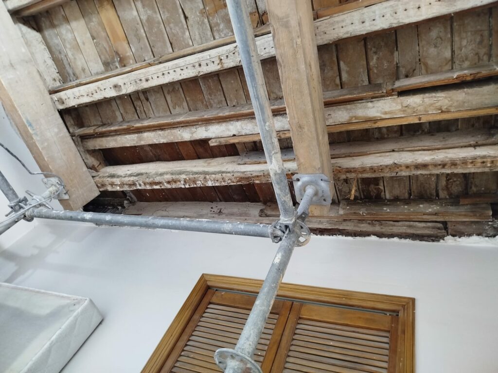 Reprise de plancher bois suite à affaissement à Fréjus - Renforcement des poutres