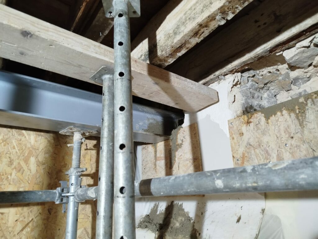 Reprise de plancher bois suite à affaissement à Fréjus - Renforcement des poutres