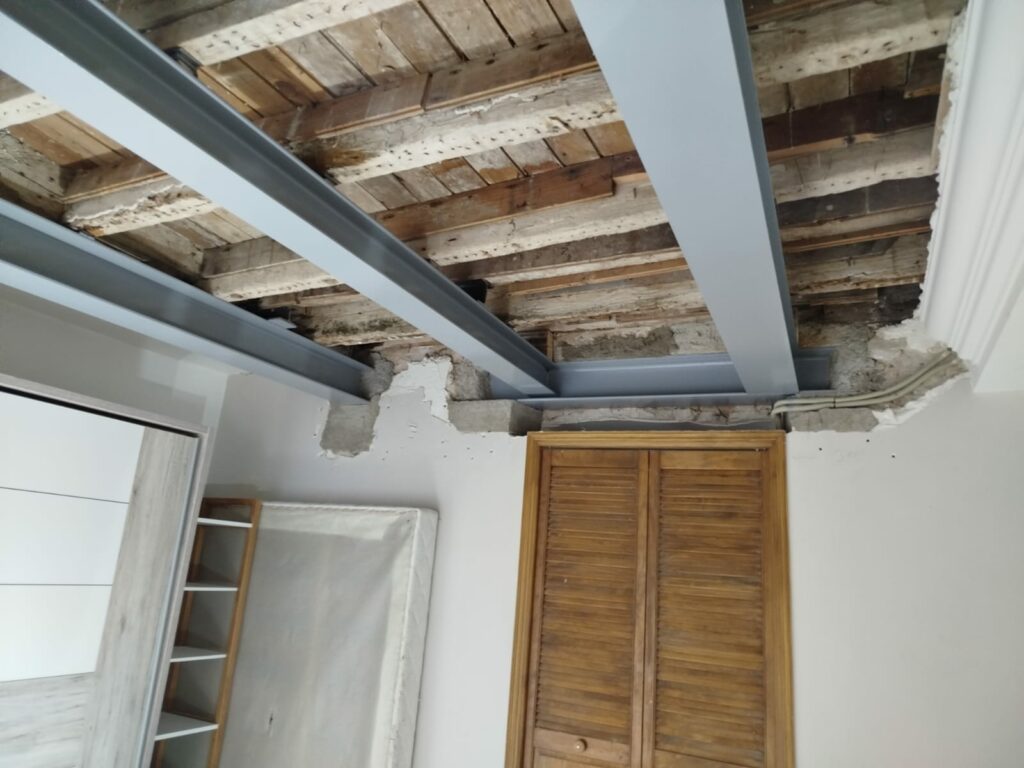 Reprise de plancher bois suite à affaissement à Fréjus - Renforcement des poutres
