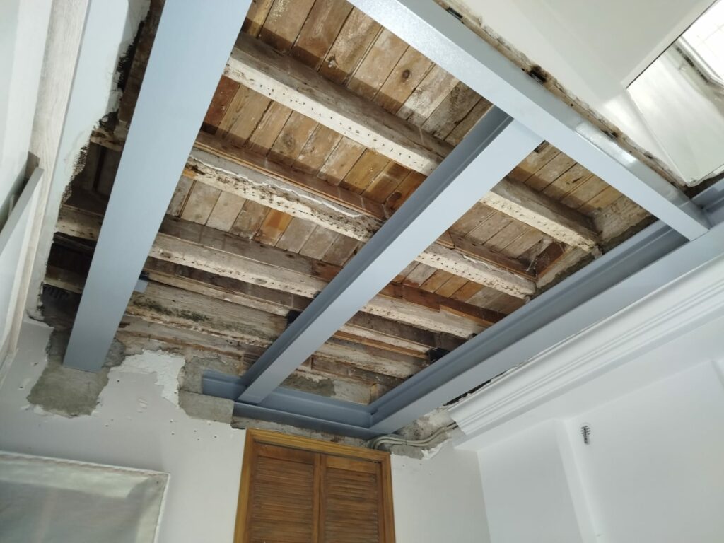Reprise de plancher bois suite à affaissement à Fréjus - Renforcement des poutres