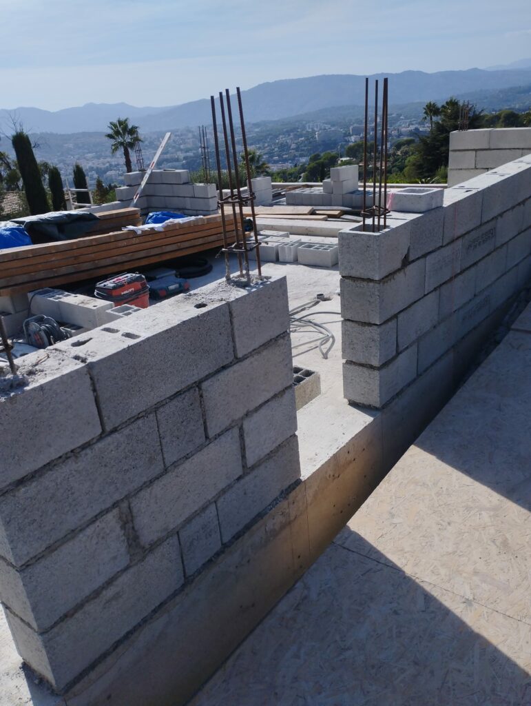 Surélévation d’une maison à Cannes - Agrandissement d'une baie