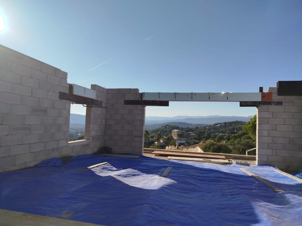 Surélévation d’une maison à Cannes - Agrandissement d'une baie