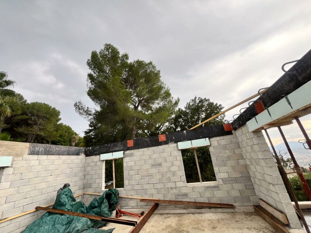 Surélévation d’une maison à Cannes - Agrandissement d'une baie