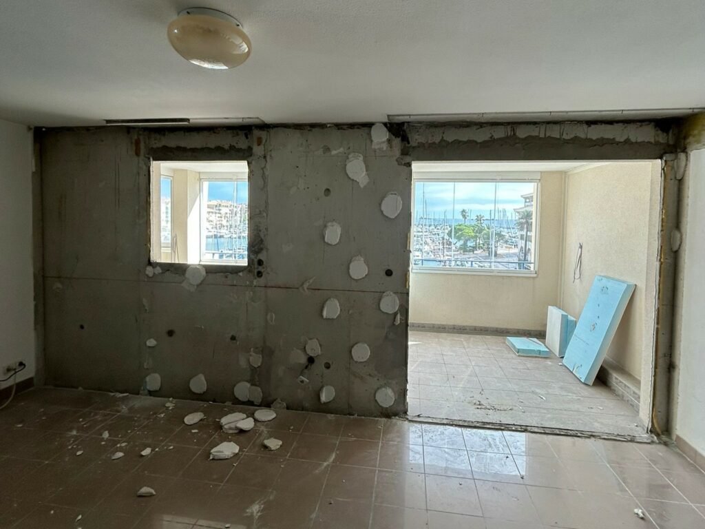 Suppression d’un trumeau dans un mur porteur et renforcement par structure métallique à Pégomas - Agrandissement d'une baie