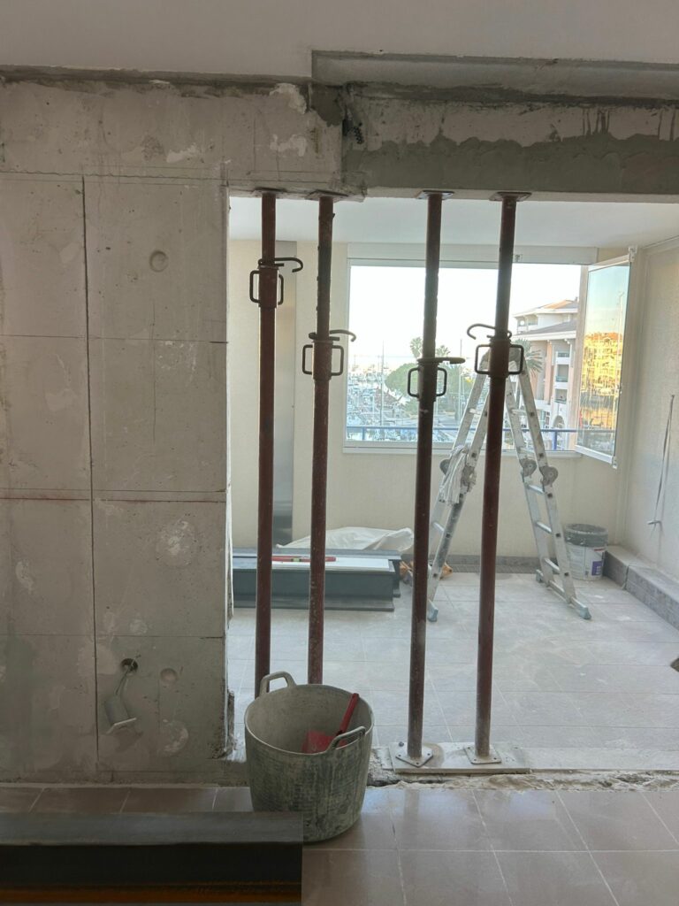 Suppression d’un trumeau dans un mur porteur et renforcement par structure métallique à Pégomas - Agrandissement d'une baie