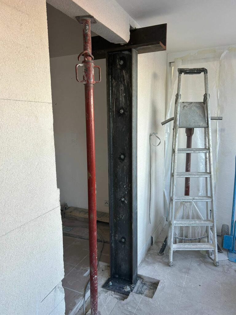 Suppression d’un trumeau dans un mur porteur et renforcement par structure métallique à Pégomas - Agrandissement d'une baie