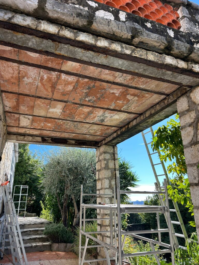 Renforcement d’un balcon par structure métallique à Grasse - Ouverture et Démolition de Murs Porteurs Renforcement d’un balcon par structure métallique à Grasse - Renforcement des poutres