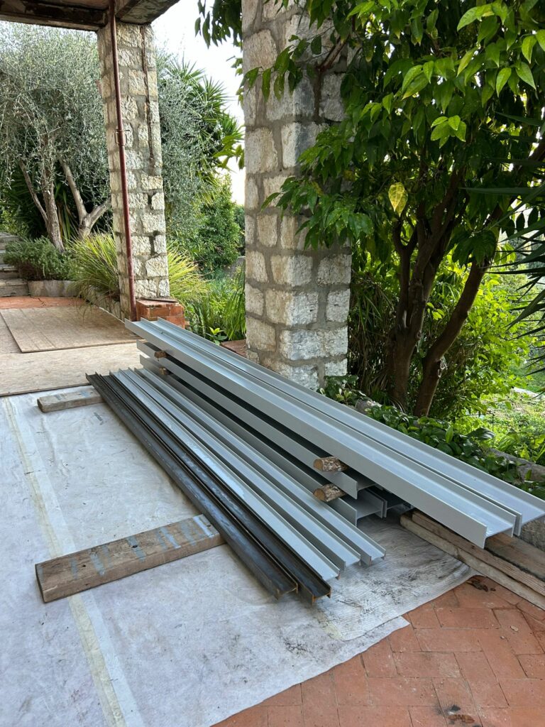 Renforcement d’un balcon par structure métallique à Grasse - Ouverture et Démolition de Murs Porteurs Renforcement d’un balcon par structure métallique à Grasse - Renforcement des poutres