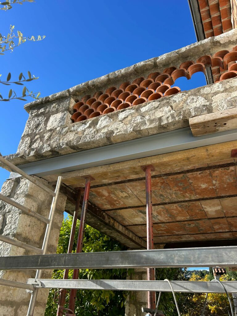 Renforcement d’un balcon par structure métallique à Grasse - Ouverture et Démolition de Murs Porteurs Renforcement d’un balcon par structure métallique à Grasse - Renforcement des poutres