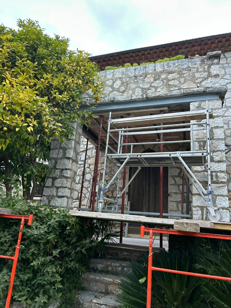 Renforcement d’un balcon par structure métallique à Grasse - Ouverture et Démolition de Murs Porteurs Renforcement d’un balcon par structure métallique à Grasse - Renforcement des poutres