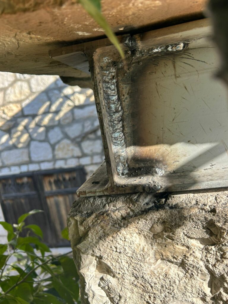 Renforcement d’un balcon par structure métallique à Grasse - Ouverture et Démolition de Murs Porteurs Renforcement d’un balcon par structure métallique à Grasse - Renforcement des poutres