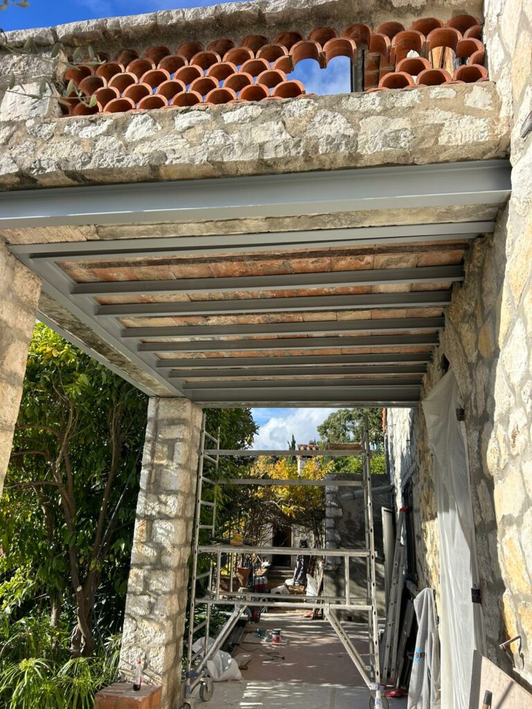 Renforcement d’un balcon par structure métallique à Grasse - Ouverture et Démolition de Murs Porteurs Renforcement d’un balcon par structure métallique à Grasse - Renforcement des poutres