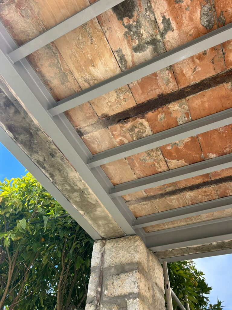 Renforcement d’un balcon par structure métallique à Grasse - Ouverture et Démolition de Murs Porteurs Renforcement d’un balcon par structure métallique à Grasse - Renforcement des poutres