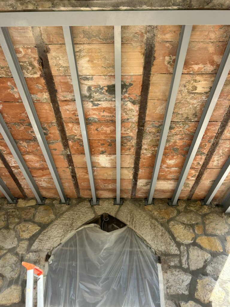 Renforcement d’un balcon par structure métallique à Grasse - Ouverture et Démolition de Murs Porteurs Renforcement d’un balcon par structure métallique à Grasse - Renforcement des poutres