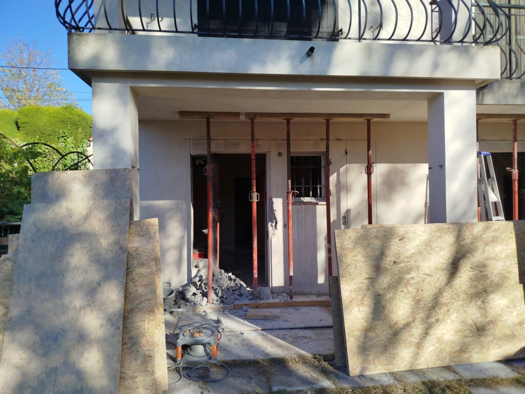 Agrandissement de baies vitrées dans murs porteurs et renforcement béton–métal à Antibes - Ouverture et Démolition de Murs Porteurs Agrandissement de baies vitrées dans murs porteurs et renforcement béton–métal à Antibes - Agrandissement d'une baie