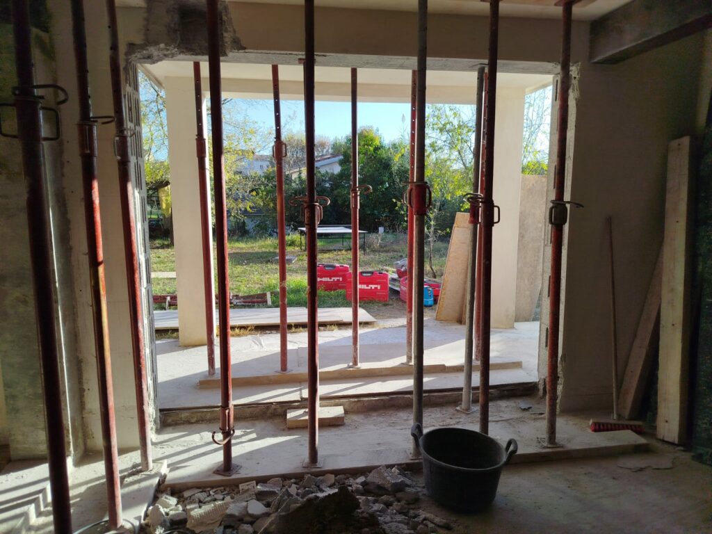 Agrandissement de baies vitrées dans murs porteurs et renforcement béton–métal à Antibes - Ouverture et Démolition de Murs Porteurs Agrandissement de baies vitrées dans murs porteurs et renforcement béton–métal à Antibes - Agrandissement d'une baie