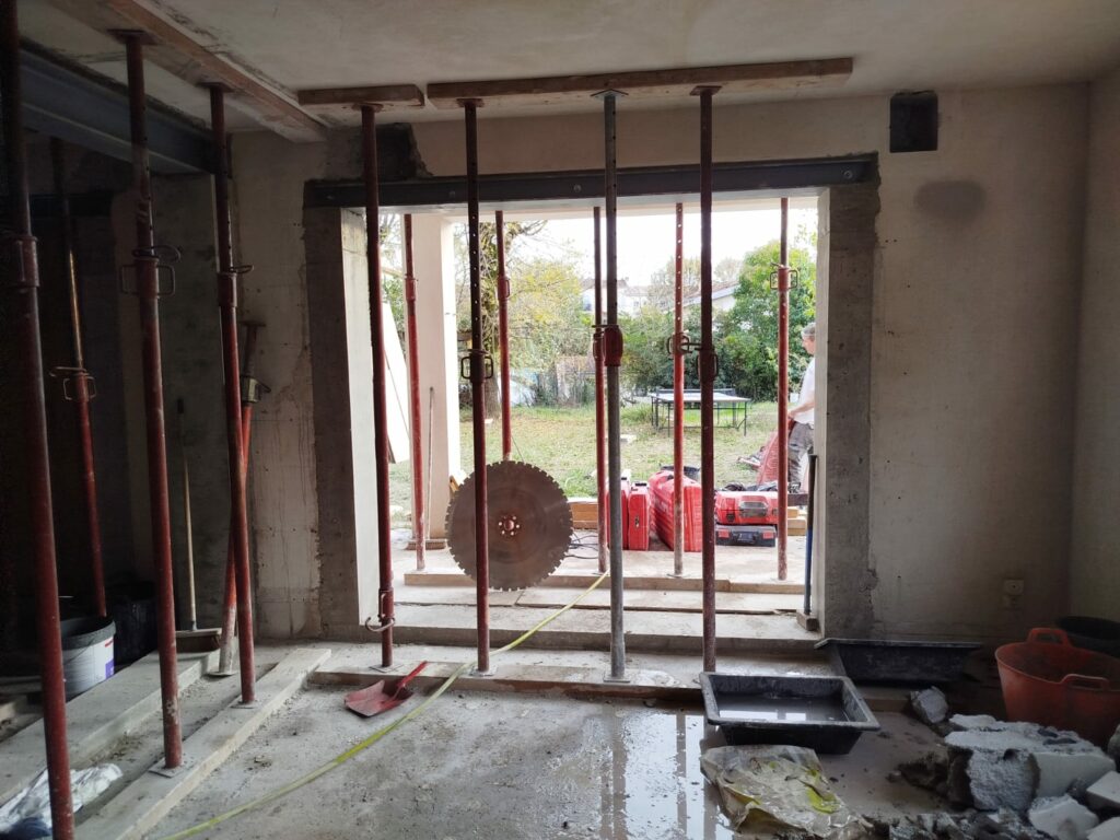 Agrandissement de baies vitrées dans murs porteurs et renforcement béton–métal à Antibes - Ouverture et Démolition de Murs Porteurs Agrandissement de baies vitrées dans murs porteurs et renforcement béton–métal à Antibes - Agrandissement d'une baie