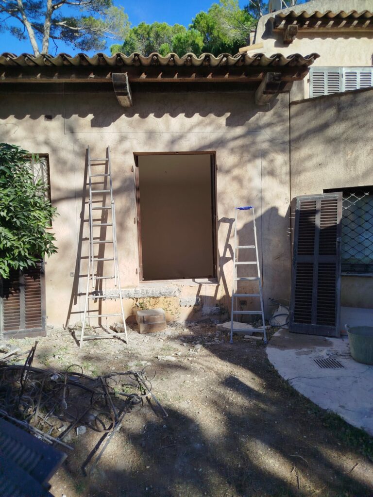 Ouverture de mur porteur de façade avec renforcement béton-acier à Mandelieu-la-Napoule - Ouverture et Démolition de Murs Porteurs Ouverture de mur porteur de façade avec renforcement béton-acier à Mandelieu-la-Napoule - Agrandissement d'une baie