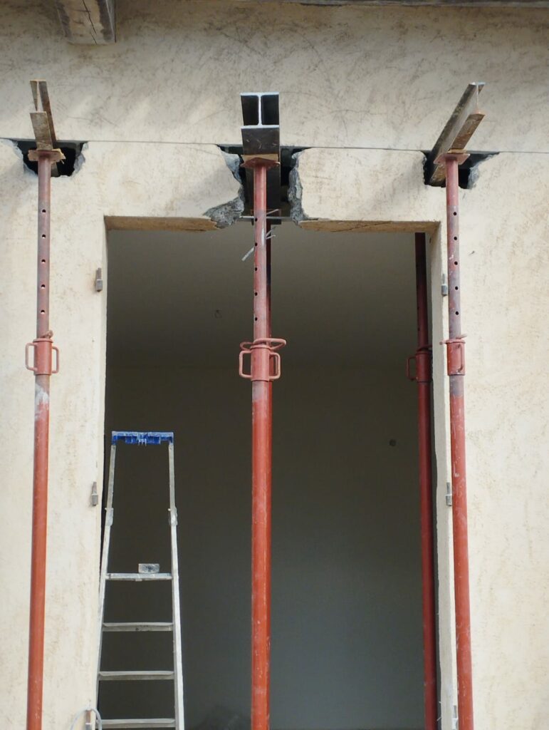 Ouverture de mur porteur de façade avec renforcement béton-acier à Mandelieu-la-Napoule - Ouverture et Démolition de Murs Porteurs Ouverture de mur porteur de façade avec renforcement béton-acier à Mandelieu-la-Napoule - Agrandissement d'une baie