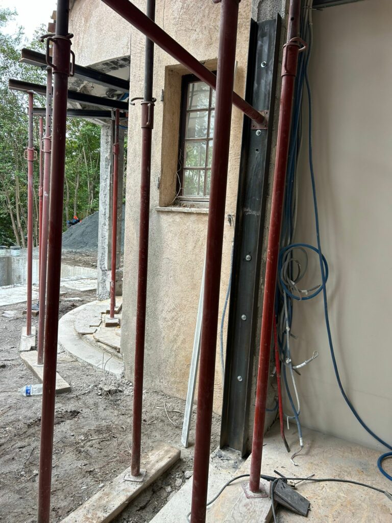 Ouverture de mur porteur de façade avec renforcement béton-acier à Mandelieu-la-Napoule - Ouverture et Démolition de Murs Porteurs Ouverture de mur porteur de façade avec renforcement béton-acier à Mandelieu-la-Napoule - Agrandissement d'une baie