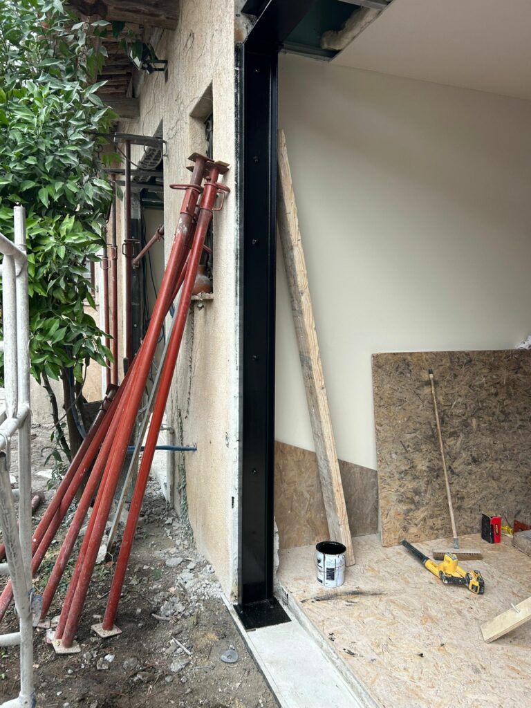 Ouverture de mur porteur de façade avec renforcement béton-acier à Mandelieu-la-Napoule - Ouverture et Démolition de Murs Porteurs Ouverture de mur porteur de façade avec renforcement béton-acier à Mandelieu-la-Napoule - Agrandissement d'une baie