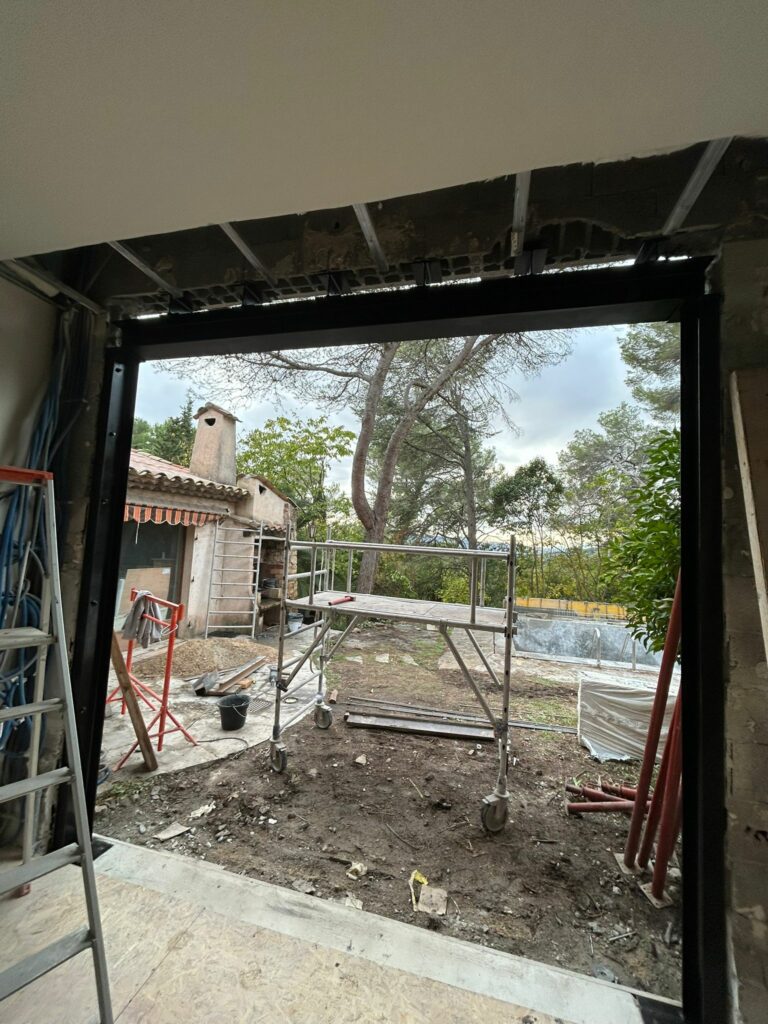 Ouverture de mur porteur de façade avec renforcement béton-acier à Mandelieu-la-Napoule - Ouverture et Démolition de Murs Porteurs Ouverture de mur porteur de façade avec renforcement béton-acier à Mandelieu-la-Napoule - Agrandissement d'une baie