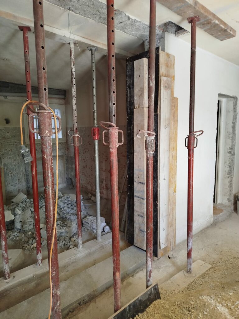 Création de 2 ouvertures dans les murs porteurs à Villeneuve-Loubet. Renforcement par structure métalliques et en BA - Ouverture et Démolition de Murs Porteurs Création de 2 ouvertures dans les murs porteurs à Villeneuve-Loubet. Renforcement par structure métalliques et en BA - Agrandissement d'une baie