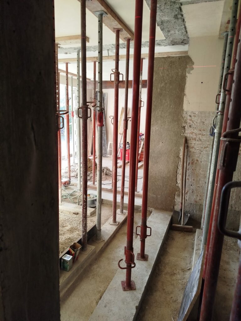 Création de 2 ouvertures dans les murs porteurs à Villeneuve-Loubet. Renforcement par structure métalliques et en BA - Ouverture et Démolition de Murs Porteurs Création de 2 ouvertures dans les murs porteurs à Villeneuve-Loubet. Renforcement par structure métalliques et en BA - Agrandissement d'une baie