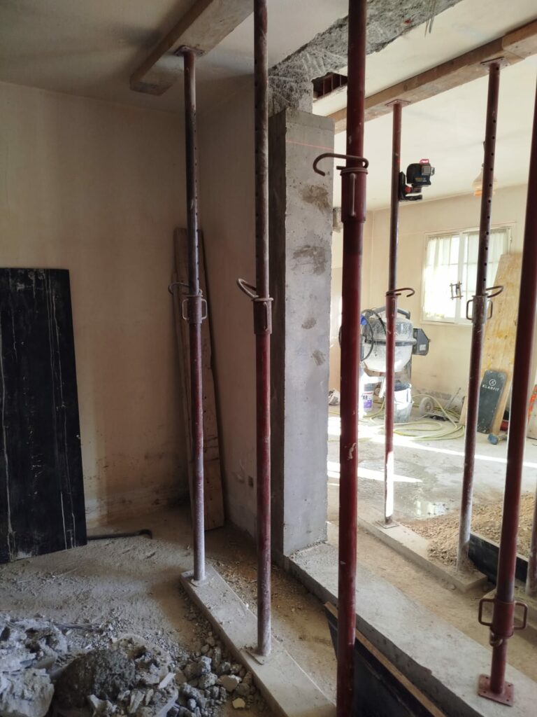 Création de 2 ouvertures dans les murs porteurs à Villeneuve-Loubet. Renforcement par structure métalliques et en BA - Ouverture et Démolition de Murs Porteurs Création de 2 ouvertures dans les murs porteurs à Villeneuve-Loubet. Renforcement par structure métalliques et en BA - Agrandissement d'une baie