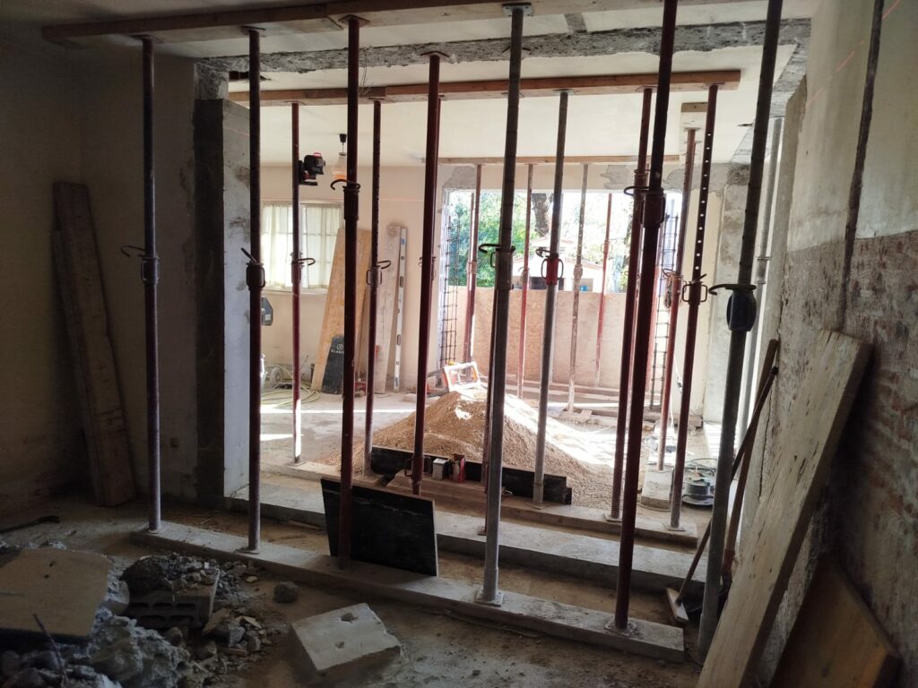 Création de 2 ouvertures dans les murs porteurs à Villeneuve-Loubet. Renforcement par structure métalliques et en BA - Ouverture et Démolition de Murs Porteurs Création de 2 ouvertures dans les murs porteurs à Villeneuve-Loubet. Renforcement par structure métalliques et en BA - Agrandissement d'une baie