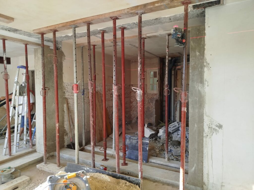 Création de 2 ouvertures dans les murs porteurs à Villeneuve-Loubet. Renforcement par structure métalliques et en BA - Ouverture et Démolition de Murs Porteurs Création de 2 ouvertures dans les murs porteurs à Villeneuve-Loubet. Renforcement par structure métalliques et en BA - Agrandissement d'une baie