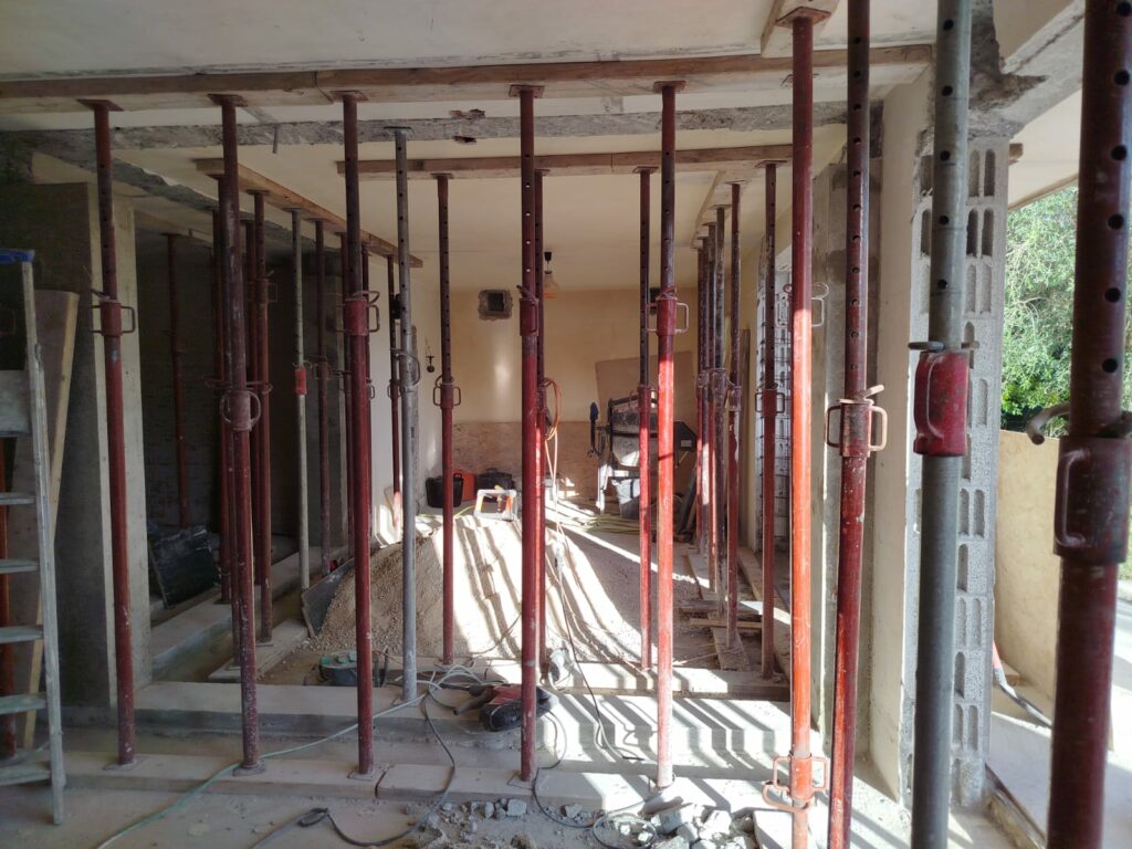 Création de 2 ouvertures dans les murs porteurs à Villeneuve-Loubet. Renforcement par structure métalliques et en BA - Ouverture et Démolition de Murs Porteurs Création de 2 ouvertures dans les murs porteurs à Villeneuve-Loubet. Renforcement par structure métalliques et en BA - Agrandissement d'une baie