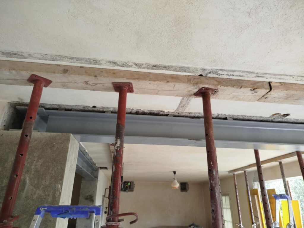 Création de 2 ouvertures dans les murs porteurs à Villeneuve-Loubet. Renforcement par structure métalliques et en BA - Ouverture et Démolition de Murs Porteurs Création de 2 ouvertures dans les murs porteurs à Villeneuve-Loubet. Renforcement par structure métalliques et en BA - Agrandissement d'une baie