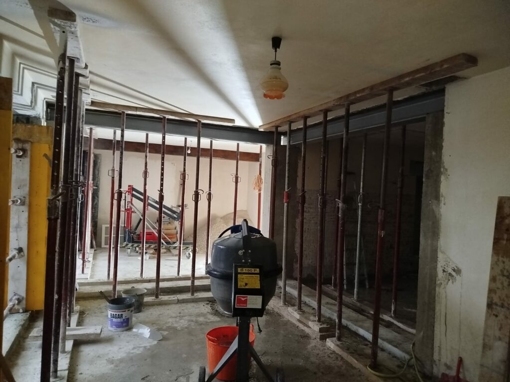 Création de 2 ouvertures dans les murs porteurs à Villeneuve-Loubet. Renforcement par structure métalliques et en BA - Ouverture et Démolition de Murs Porteurs Création de 2 ouvertures dans les murs porteurs à Villeneuve-Loubet. Renforcement par structure métalliques et en BA - Agrandissement d'une baie