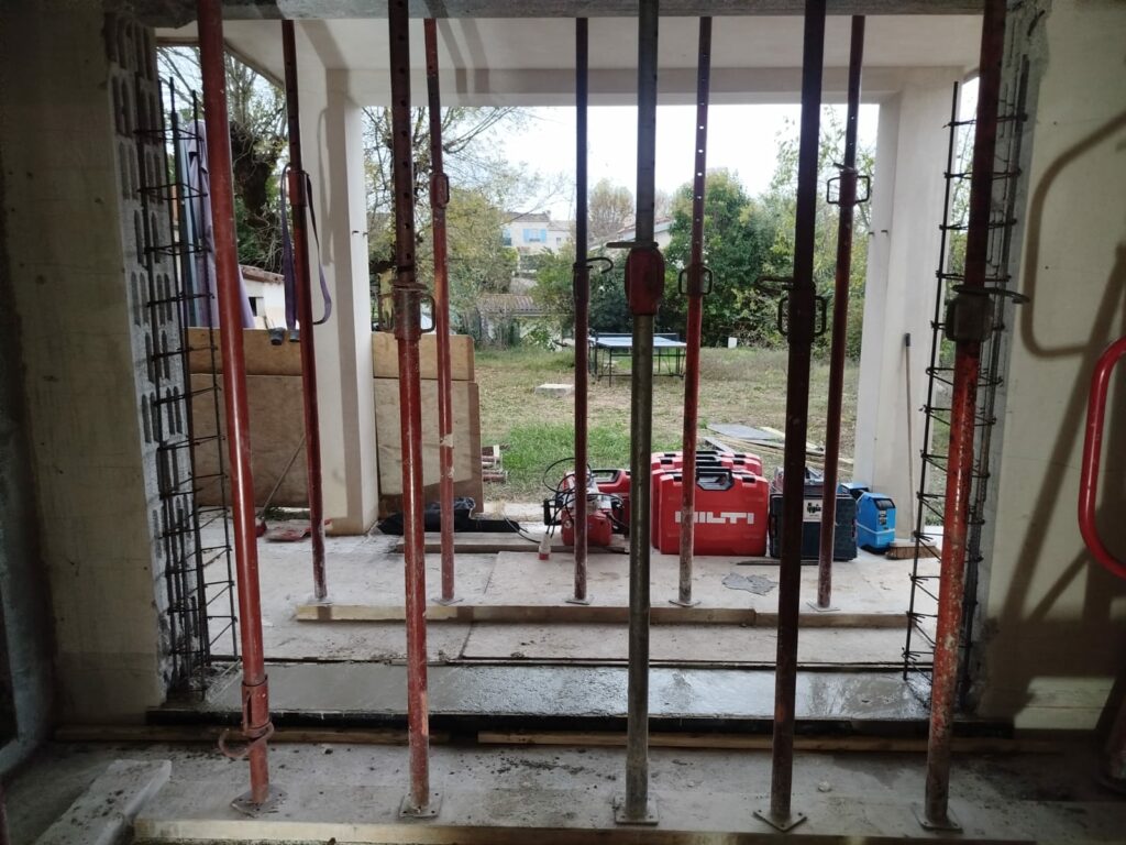 Création de 2 ouvertures dans les murs porteurs à Villeneuve-Loubet. Renforcement par structure métalliques et en BA - Ouverture et Démolition de Murs Porteurs Création de 2 ouvertures dans les murs porteurs à Villeneuve-Loubet. Renforcement par structure métalliques et en BA - Agrandissement d'une baie