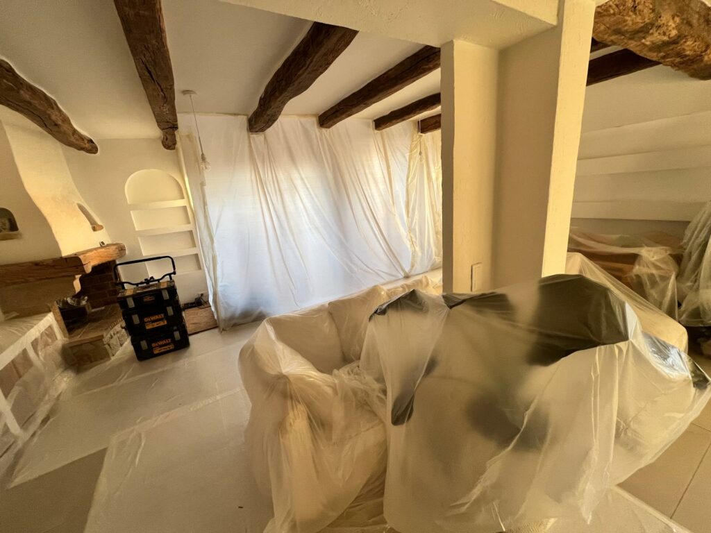 Création d’une ouverture dans un mur porteur de façade. Renforcement par structure métallique à Mouans-Sartoux - Ouverture et Démolition de Murs Porteurs Création d’une ouverture dans un mur porteur de façade. Renforcement par structure métallique à Mouans-Sartoux - Agrandissement d'une baie