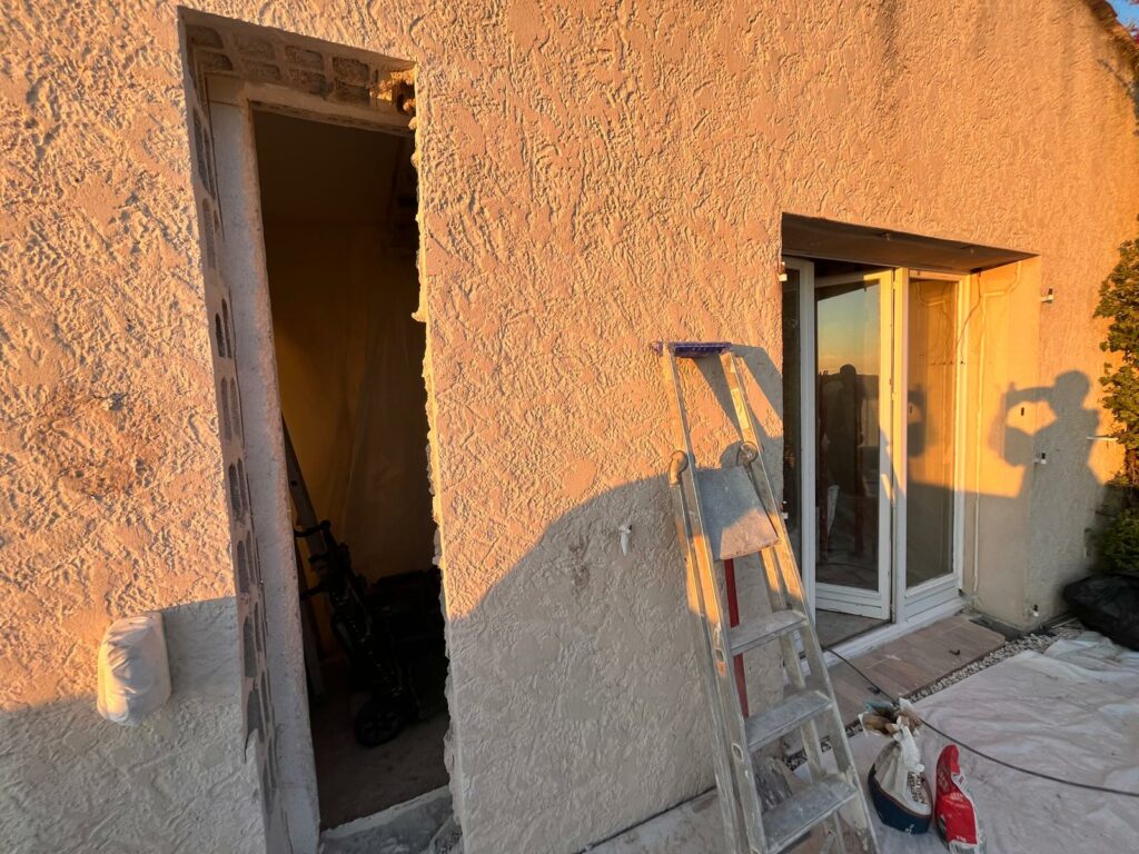 Création d’une ouverture dans un mur porteur de façade. Renforcement par structure métallique à Mouans-Sartoux - Ouverture et Démolition de Murs Porteurs Création d’une ouverture dans un mur porteur de façade. Renforcement par structure métallique à Mouans-Sartoux - Agrandissement d'une baie