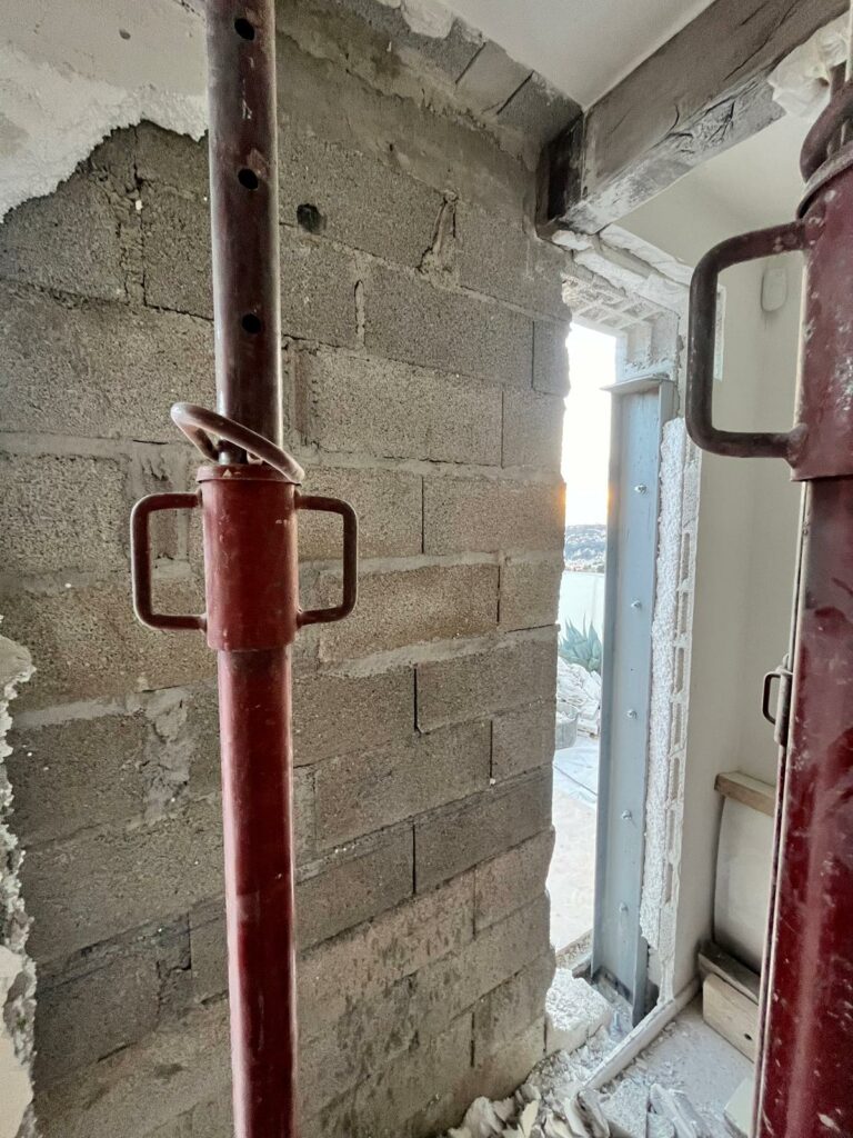 Création d’une ouverture dans un mur porteur de façade. Renforcement par structure métallique à Mouans-Sartoux - Ouverture et Démolition de Murs Porteurs Création d’une ouverture dans un mur porteur de façade. Renforcement par structure métallique à Mouans-Sartoux - Agrandissement d'une baie