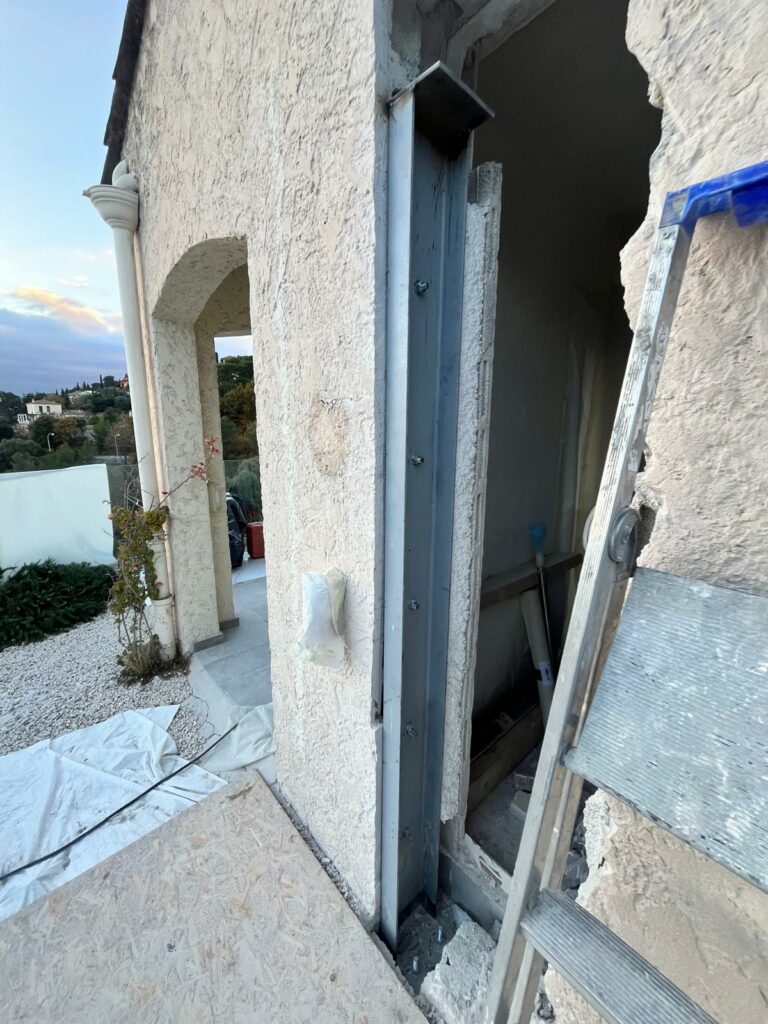 Création d’une ouverture dans un mur porteur de façade. Renforcement par structure métallique à Mouans-Sartoux - Ouverture et Démolition de Murs Porteurs Création d’une ouverture dans un mur porteur de façade. Renforcement par structure métallique à Mouans-Sartoux - Agrandissement d'une baie