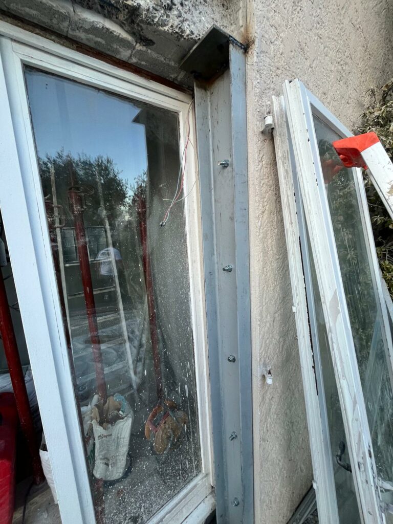 Création d’une ouverture dans un mur porteur de façade. Renforcement par structure métallique à Mouans-Sartoux - Ouverture et Démolition de Murs Porteurs Création d’une ouverture dans un mur porteur de façade. Renforcement par structure métallique à Mouans-Sartoux - Agrandissement d'une baie